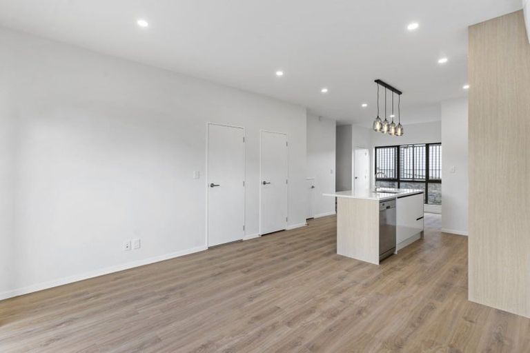 Photo of property in 8e Tahinga Street, Northcote, Auckland, 0627