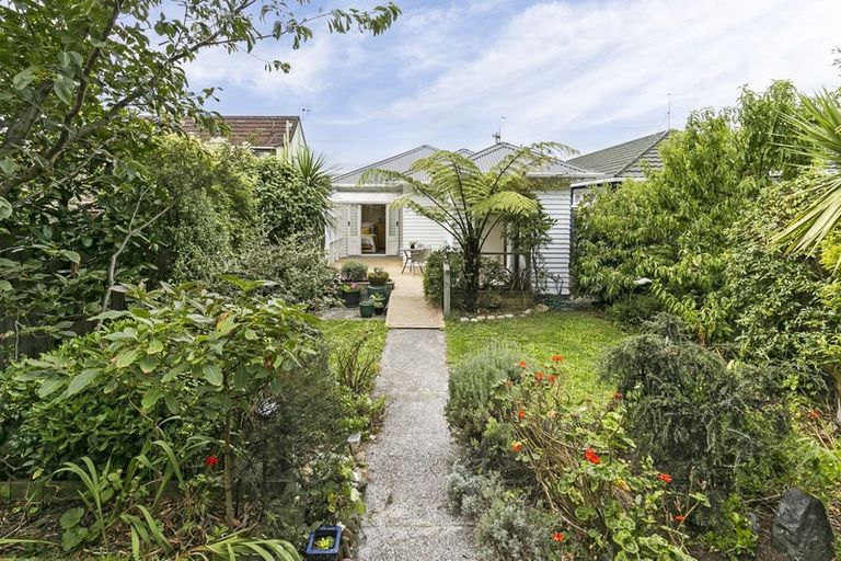 Photo of property in 238 Queens Drive, Lyall Bay, Wellington, 6022