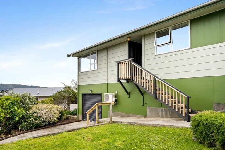 Photo of property in 6 Gaff Place, Whitby, Porirua, 5024