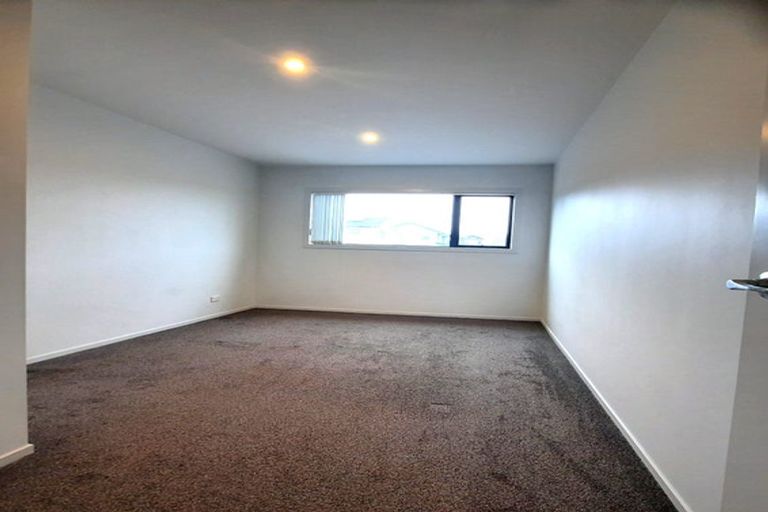 Photo of property in 4/60 Hayfield Way, Karaka, Papakura, 2580