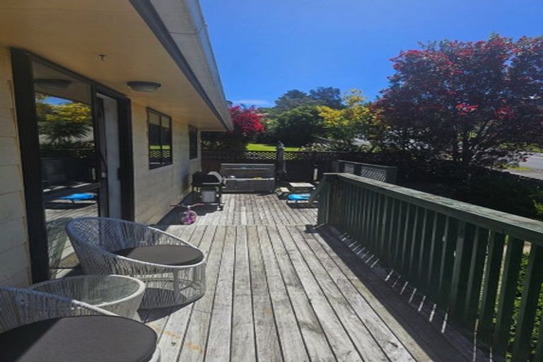 Photo of property in 1/4 Elizabeth Drive, West Harbour, Auckland, 0618