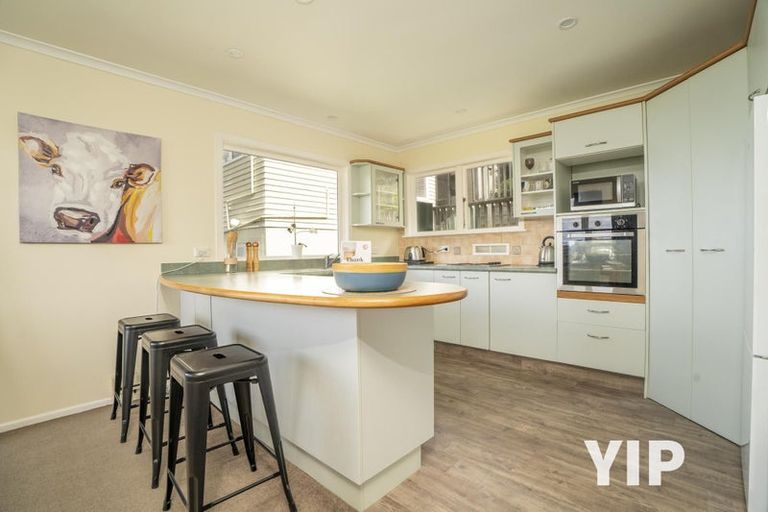 Photo of property in 16 Salford Street, Newlands, Wellington, 6037