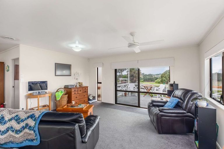 Photo of property in 46 Edgewater Parade, Waiuku, 2123