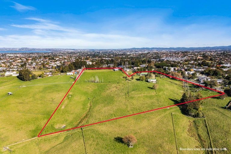 Photo of property in 76 Hobsonville Road, West Harbour, Auckland, 0618