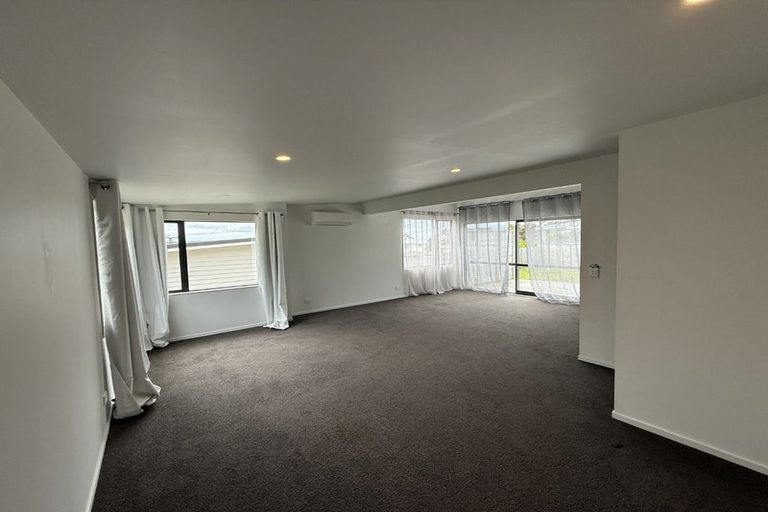 Photo of property in 106a Glanmire Road, Newlands, Wellington, 6037