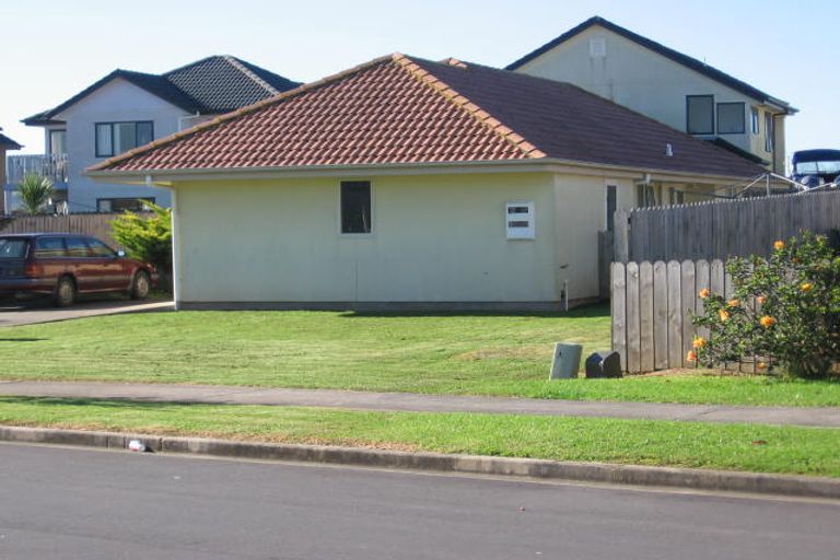 Photo of property in 17 Frank Bunce Grove, Flat Bush, Auckland, 2019