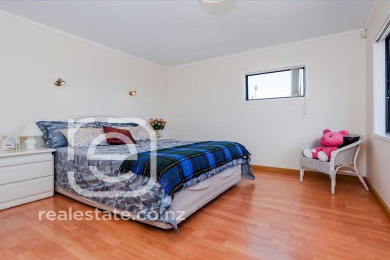 Photo of property in 20b Kallaroo Place, Botany Downs, Auckland, 2010