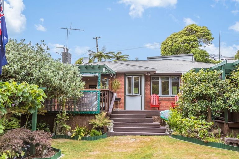 Photo of property in 8 Woodstock Terrace, Tawa, Wellington, 5028