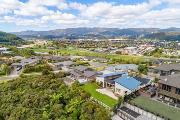 Photo of property in 16 James Nairn Grove, Riverstone Terraces, Upper Hutt, 5018