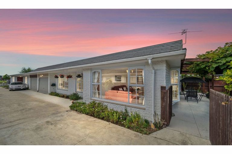 Photo of property in 2/203 Main North Road, Redwood, Christchurch, 8051