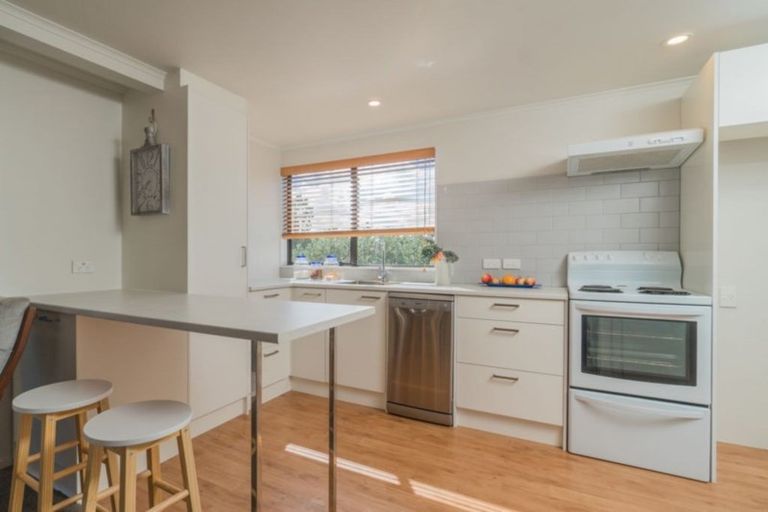 Photo of property in 4/76 Kaurilands Road, Titirangi, Auckland, 0604