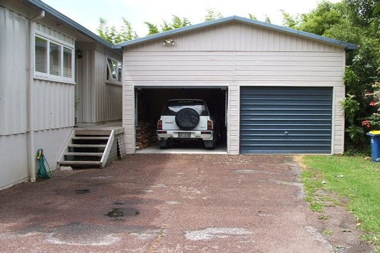 Photo of property in 2/17a Hillcrest Avenue, Hillcrest, Auckland, 0627