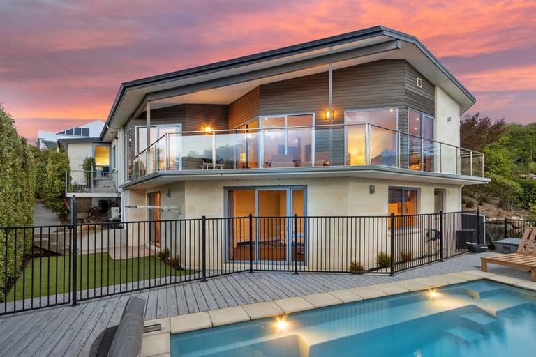 Photo of property in 19 Luxton Place, Mount Pleasant, Christchurch, 8081