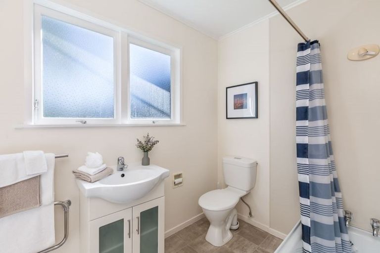 Photo of property in 20 Lake Road, Northcote, Auckland, 0627