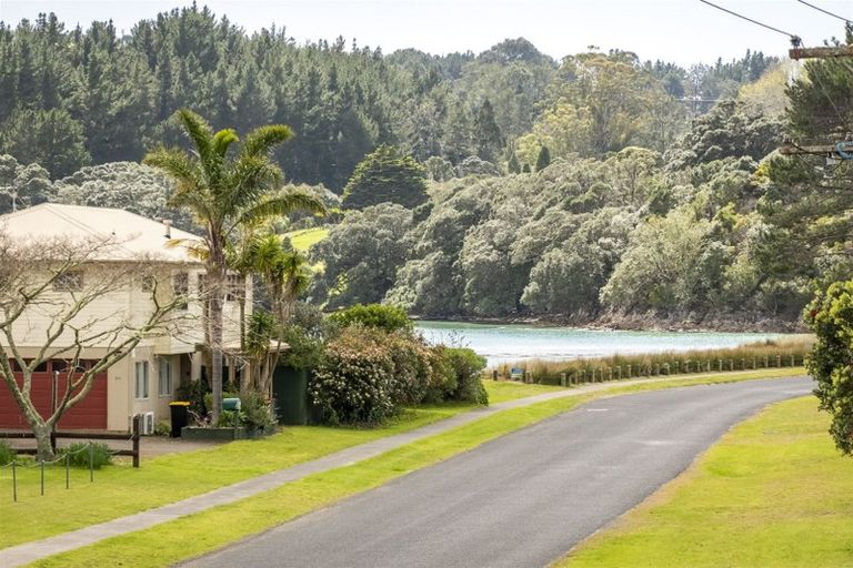 Photo of property in 1 Hardy Place, Cooks Beach, Whitianga, 3591