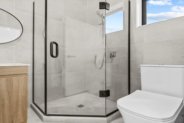 Photo of property in 2/113 Te Atatu Road, Te Atatu South, Auckland, 0610