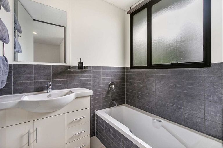 Photo of property in 2/18 Cypress Place, Sunnynook, Auckland, 0620