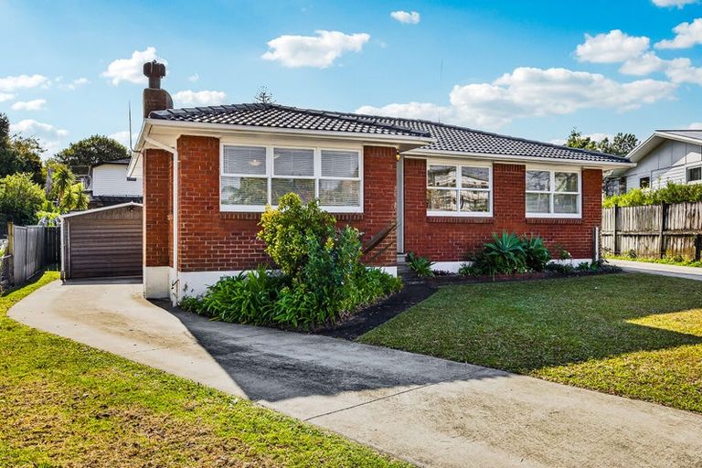 Photo of property in 12 Firle Place, Green Bay, Auckland, 0604