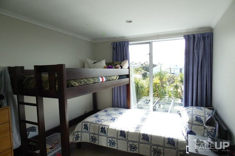 Photo of property in 9w Clearwater Cove, West Harbour, Auckland, 0618