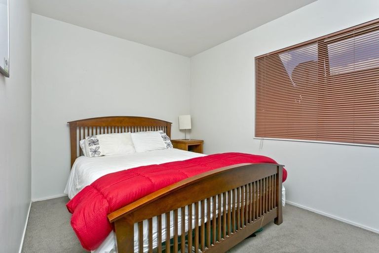 Photo of property in 2/182 Queen Street, Northcote Point, Auckland, 0627