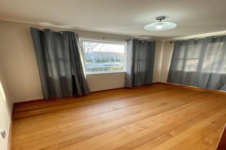 Photo of property in 13 Buscomb Avenue, Henderson, Auckland, 0610