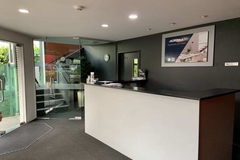 Photo of property in 1/108 Lincoln Road, Henderson, Auckland, 0610
