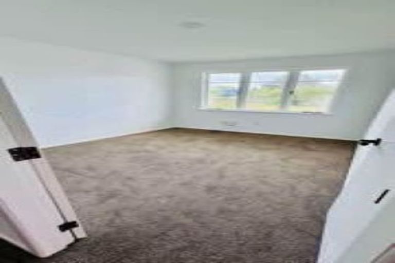 Photo of property in 17 Kuaka Place, New Lynn, Auckland, 0600