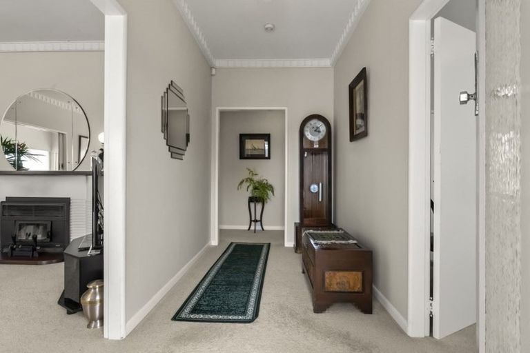 Photo of property in 19 Merani Street, Narrow Neck, Auckland, 0622