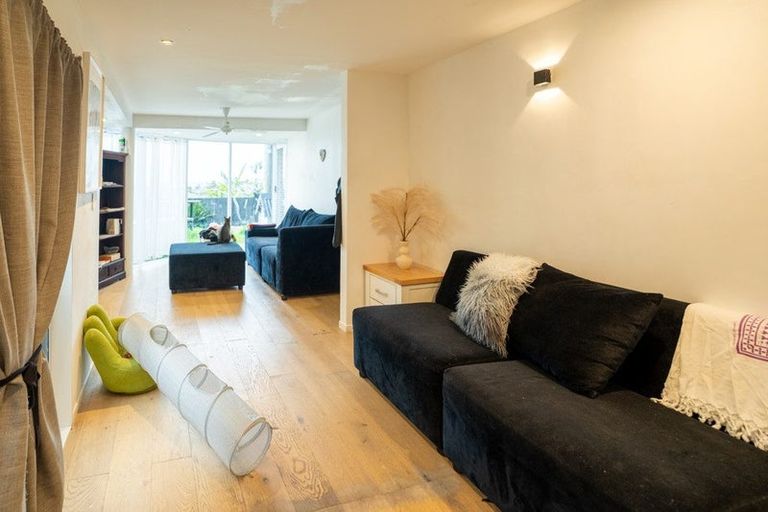 Photo of property in 1/23 Bernleigh Terrace, West Harbour, Auckland, 0618