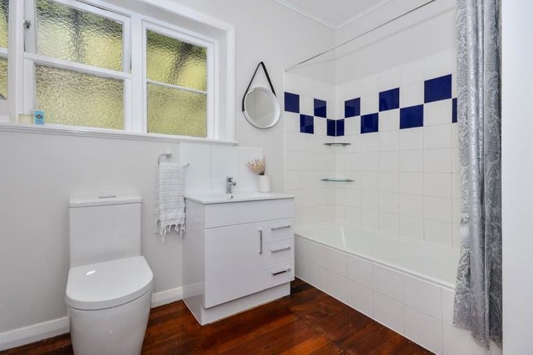 Photo of property in 1/2 Varlene Terrace, Forrest Hill, Auckland, 0620