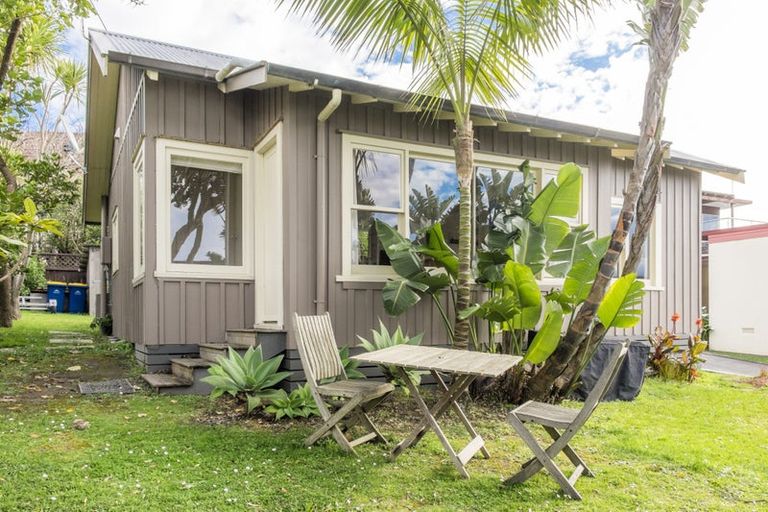 Photo of property in 27 Bournemouth Terrace, Murrays Bay, Auckland, 0630