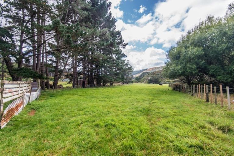 Photo of property in 450 Makara Road, Makara, Wellington, 6972