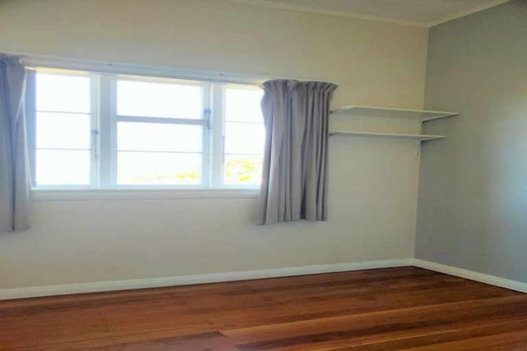 Photo of property in 92 Sutherland Road, Melrose, Wellington, 6023