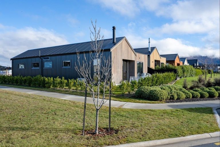 Photo of property in 17 Mount Creighton Crescent, Wanaka, 9305