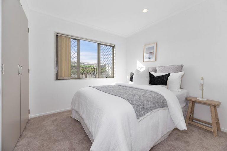 Photo of property in Waimanu Bay Village, 32/1 Piriti Drive, Te Atatu Peninsula, Auckland, 0610