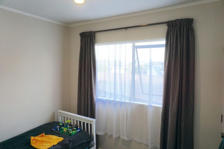 Photo of property in 2/14 Sandgate Avenue, Botany Downs, Auckland, 2010