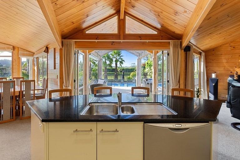 Photo of property in 136 Oraha Road, Kumeu, 0892