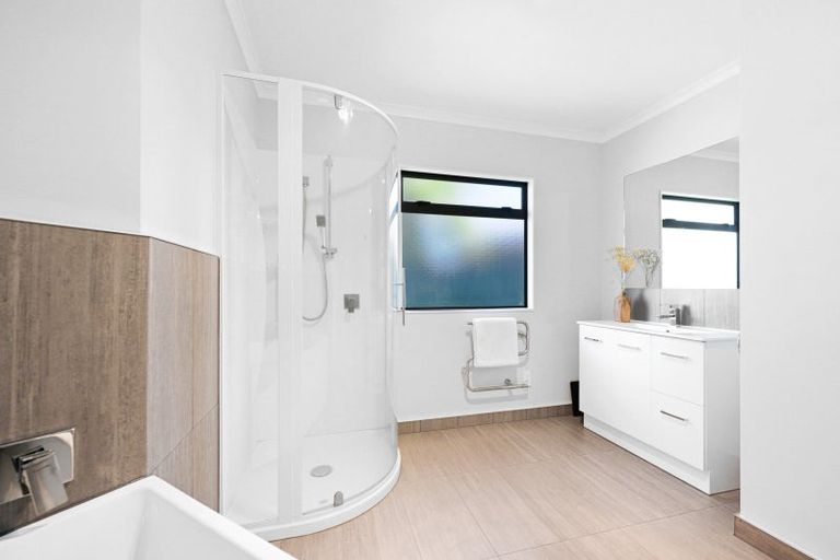 Photo of property in 13 Mangakoea Place, St Andrews, Hamilton, 3200