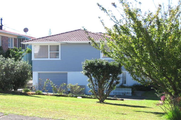 Photo of property in 4 Cron Avenue, Te Atatu South, Auckland, 0610
