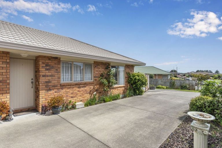 Photo of property in 15 Balmerino Grove, Waikanae, 5036