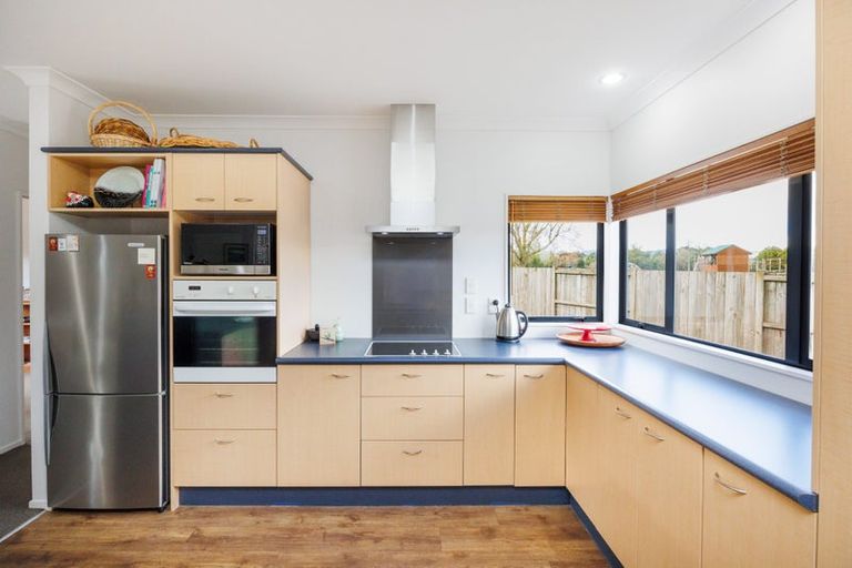 Photo of property in 1 Sycamore Crescent, Fitzherbert, Palmerston North, 4410