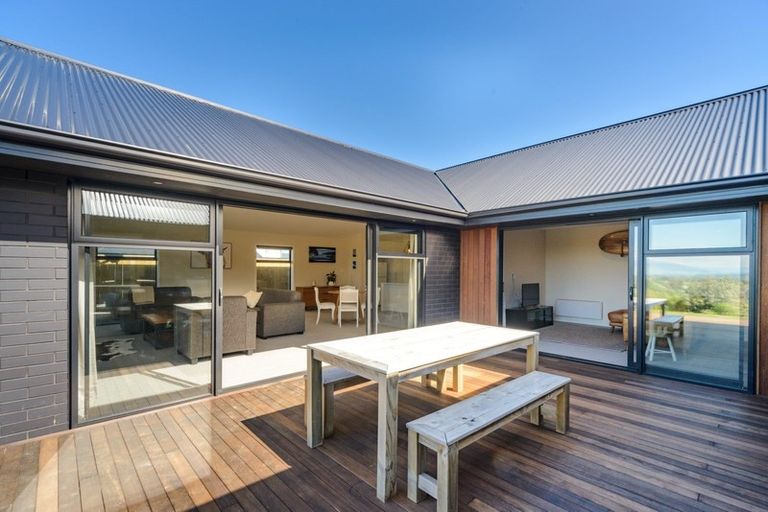 Photo of property in 48 Vaucluse Heights, Fitzherbert, Palmerston North, 4410