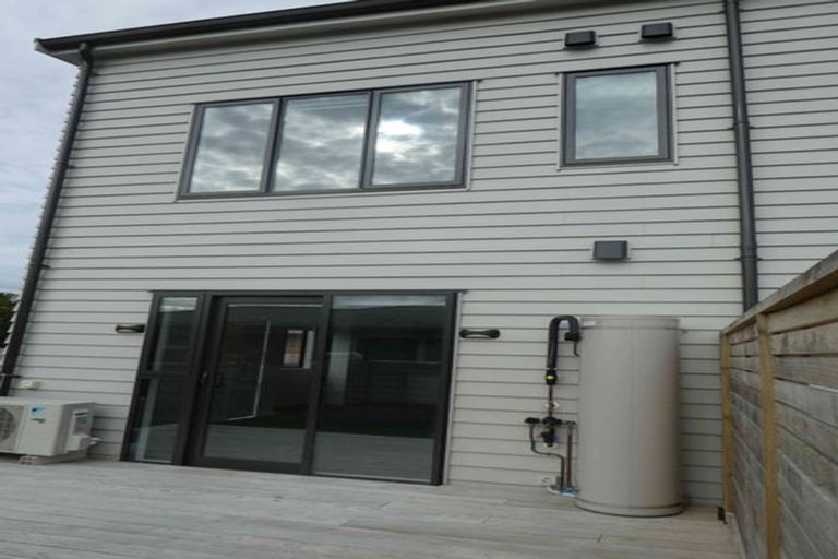 Photo of property in 4/504 Don Buck Road, Massey, Auckland, 0614