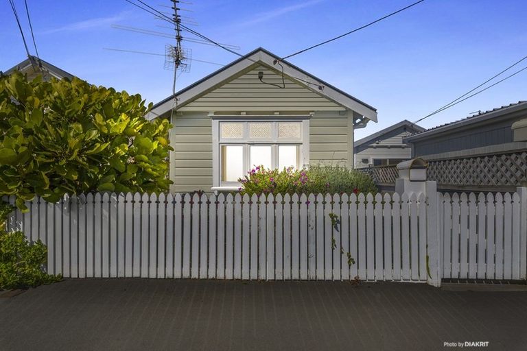 Photo of property in 18 Apu Crescent, Lyall Bay, Wellington, 6022