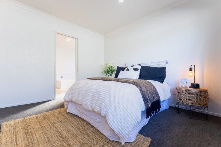 Photo of property in 15 Balmerino Grove, Waikanae, 5036