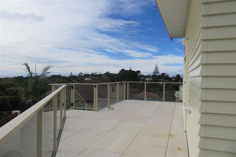 Photo of property in 117a Carlisle Road, Northcross, Auckland, 0632