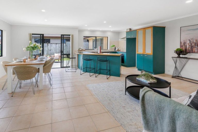 Photo of property in 8 Gilford Place, East Tamaki Heights, Auckland, 2016