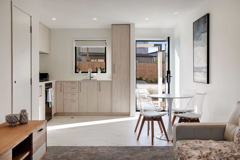 Photo of property in 4/23 Awaroa Road, Sunnyvale, Auckland, 0612