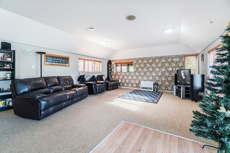 Photo of property in 24 Tiverton Crescent, Whalers Gate, New Plymouth, 4310