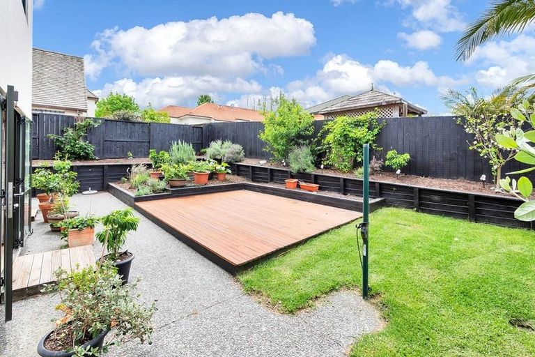 Photo of property in 1/4 Buncrana Place, Pinehill, Auckland, 0632